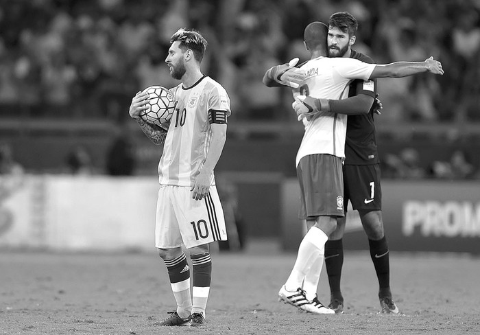 Lionel Messi, de Argentina, y los brasileños Miranda y Alisson al final de su partido en Belo Horizonte, Brasil, el 10 de noviembre. Foto: Douglas Magno, AFP