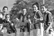 Las jugadoras de Colón festejan el campeonato 20 Años de Fútbol Femenino en la Divisional A, ayer, en el Parque Carlos Suero. Foto: Federico Gutiérrez