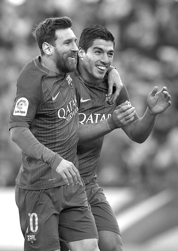 Lionel Messi y Luis Suárez, de Barcelona, festejan un gol a Las Palmas, el sábado, en el estadio Camp Nou de Barcelona. Foto: Lluis Gene, AFP