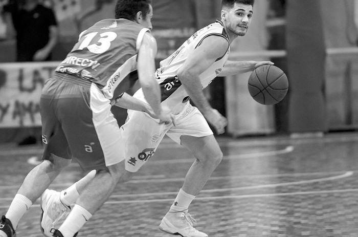 Mauro Zubiaurre, de Urunday Universitario, y Luciano Parodi, de Hebraica y Macabi, el viernes, en la cancha de Tabaré. Foto: Pablo Vignali
