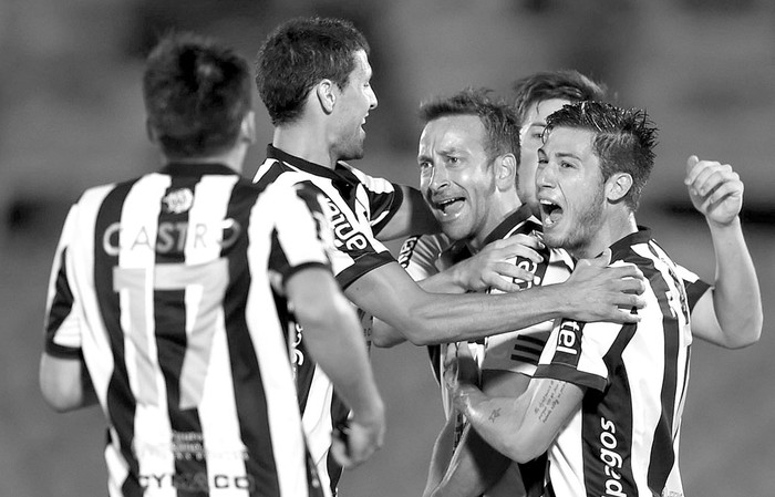 Sergio Blanco (c) festeja con sus compañeros de Wanderers un gol a Sucre, de Bolivia, el viernes, en el estadio Centenario. Foto: Miguel Rojo, AFP