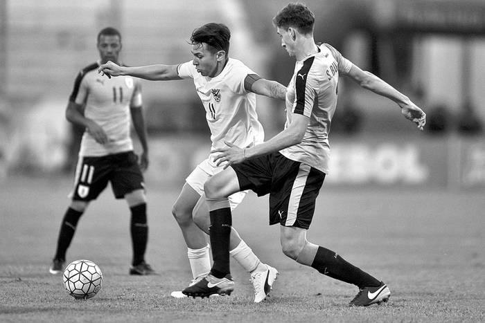 Santiago Bueno (d), de Uruguay, y el boliviano Bruno Miranda durante el Campeonato Sudamericano sub 20 en el estadio Olímpico de Ibarra, Ecuador. Foto: Juan Cevallos, AFP