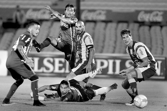 Brian Lozano y Martín Ligüera, de Nacional, y Juan Castillo, Damián Macaluso y Diego Rodríguez, de Juventud, el sábado, en el estadio Centenario. Foto: Iván Franco