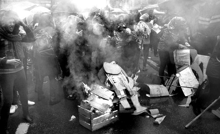 Quema de siluetas masculinas en una marcha contra los femicidios, en la plaza Libertad. Foto: Pablo Vignali (archivo, octubre de 2016) Quema de siluetas masculinas en una marcha contra los femicidios, en la plaza Libertad. Foto: Pablo Vignali (archivo, octubre de 2016)