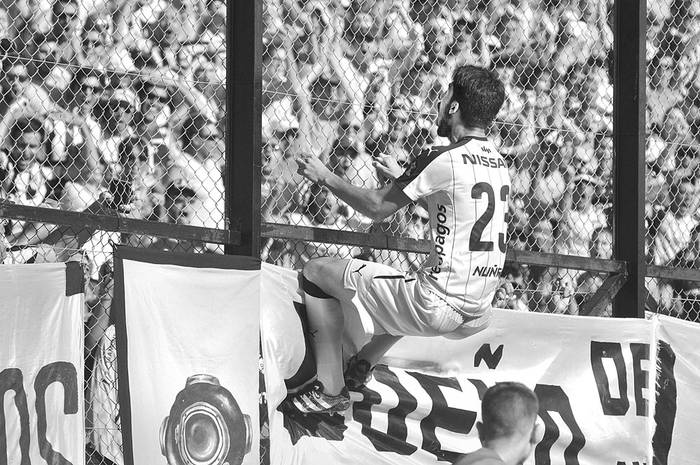 Gastón Rodríguez festeja el primer gol de Peñarol a Wanderers, el sábado, en el Parque Viera. Foto: Federico Gutiérrez