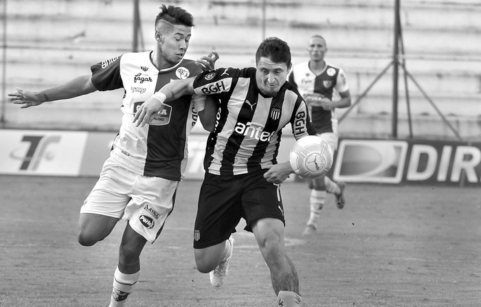 Roberto Fernández, de Fénix, y Cristian Rodríguez, de Peñarol, el sábado, en Jardines del Hipódromo. Foto: Federico Gutiérrez