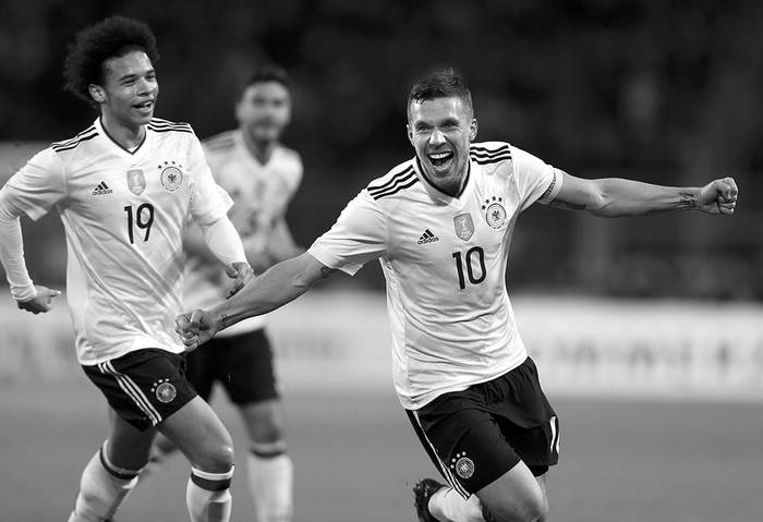 Lukas Podolski festeja un gol de Alemania a Inglaterra, ayer, en Dortmund, Alemania. Foto: Ina Fassbender, AFP