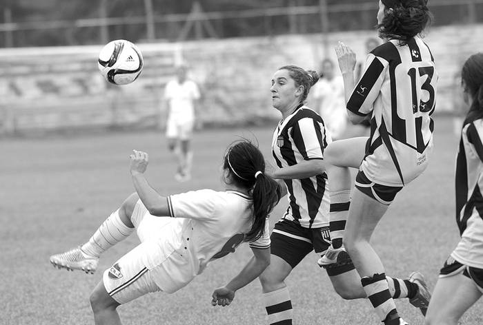 Clásico de Primera División del fútbol femenino, en el estadio José Nasazzi. Foto: Pablo Vignali (archivo, junio de 2016)