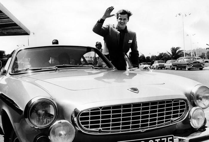 El actor británico Roger Moore posa con un Volvo P1800, el 9 de junio de 1965, en Niza, Francia, durante la serie televisiva El santo. Foto: Susan Ragan, AFP