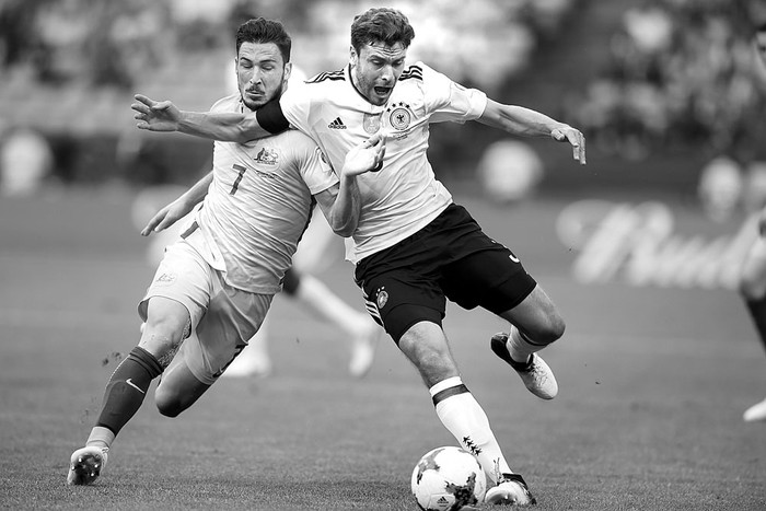 Mathew Leckie, de Australia, y Jonas Hector, de Alemania, durante el partido por la Copa Confederaciones, ayer, en el estadio Fisht de Sochi, Rusia. Foto: Franck Fife, AFP