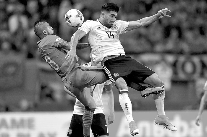 El chileno Arturo Vidal (i) y el alemán Emre Can, durante el partido de la Copa de las Confederaciones, ayer, en el estadio Kazan Arena, en Kazán, Rusia. Foto: Yuri Cortez, AFP