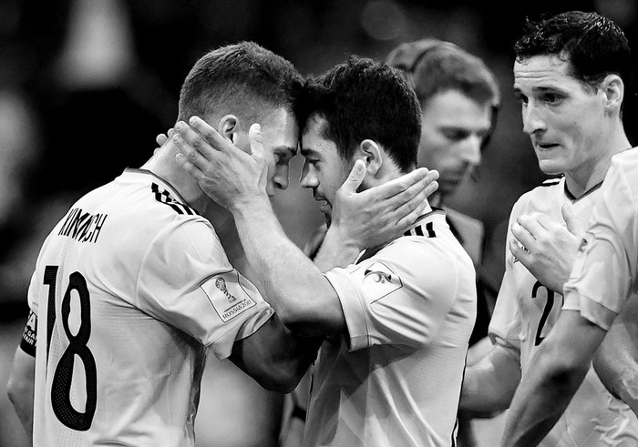 Los alemanes Joshua Kimmich y Amin Younes, al final del partido con México, ayer, en Sochi, Rusia. Foto: Kirill Kudryavtsev, AFP