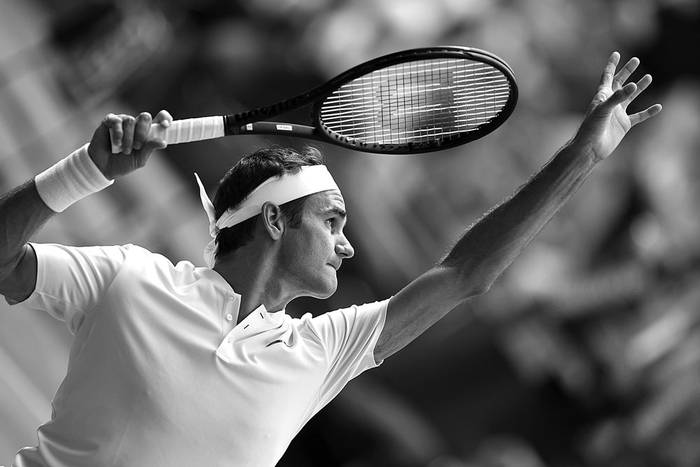 El suizo Roger Federer en el partido con el ucraniano Alexandr Dolgopolov, ayer, en Wimbledon. Foto: Glyn Kirk, AFP