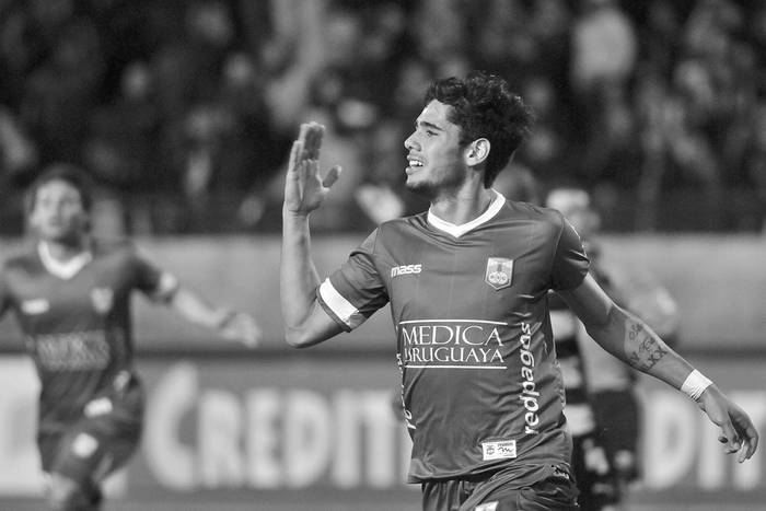Ayrton Cougo festeja el tercer gol de Defensor Sporting, el sábado, en el estadio Campeón del Siglo. Foto: Federico Gutiérrez
