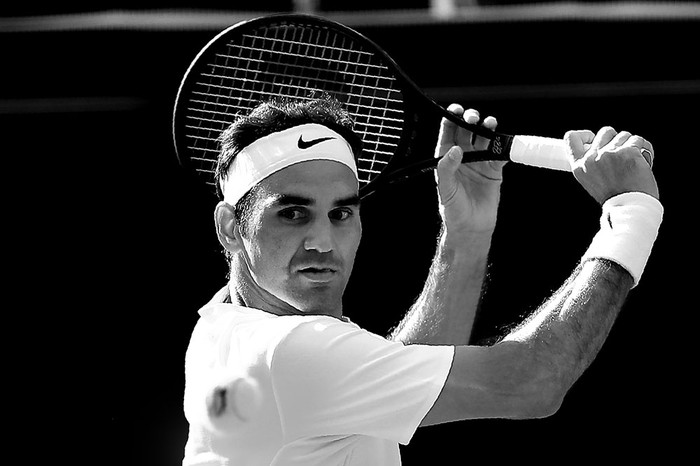 El suizo Roger Federer en el partido con el canadiense Milos Raonic, ayer, en el noveno día del campeonato de Wimbledon. Foto: Daniel Leal-Olivas, AFP