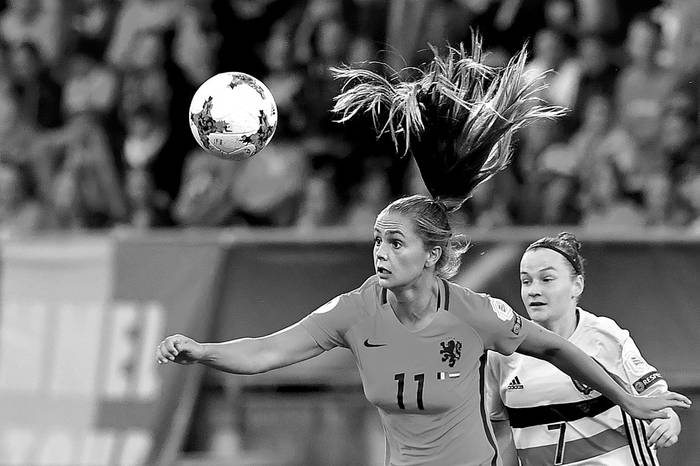 La jugadora de Holanda Lieke Martens (i) y la belga Elke van Gorp durante el partido de la Eurocopa 2017, ayer, en el estadio Koning Wilhelm II, en Tilburgo, Holanda. Foto: Tobias Schwarz, AFP