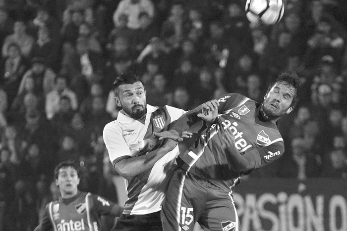 Nacional y Bánfield, anoche, en el parque Artigas de Paysandú. / foto: gentileza de el telégrafo