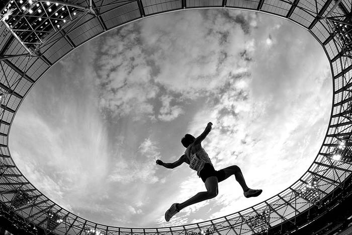 Emiliano Lasa compite en la ronda clasificatoria de salto largo, el viernes, en Londres. Foto: Kirill Kudryavtse, AFP