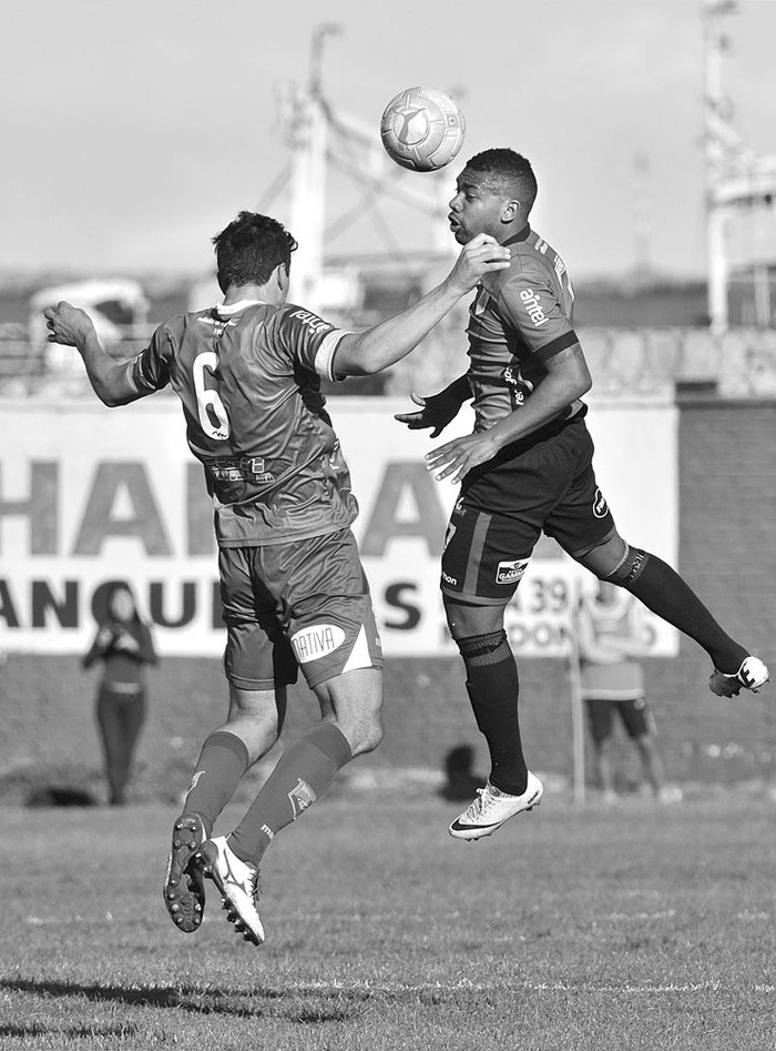 Andrés Lamas, de Defensor Sporting, y Santiago González, de Rampla Juniors, ayer, en el estadio Olímpico. Foto: Pablo Vignali