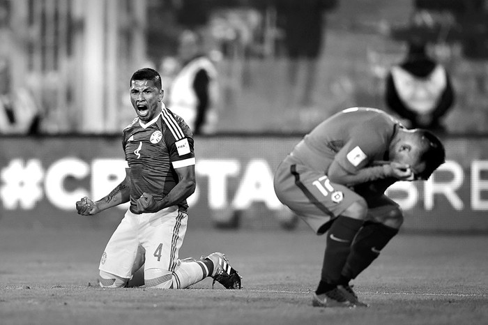 El paraguayo Richard Ortiz, festeja después de anotar contra Chile, ayer, en Santiago. Foto: MartÍn Bernetti, AFP