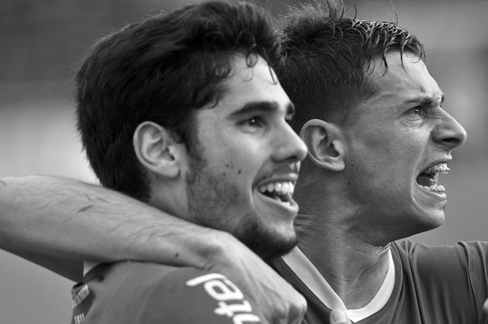 Ayrton Cougo y Facundo Castro festejan el tercer gol de Defensor Sporting a Sud América, ayer, en el estadio Luis Franzini. Foto: Pablo Vignali