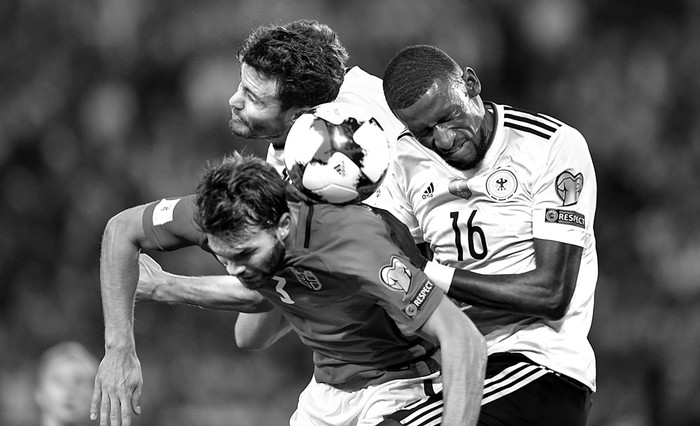 Jonas Hector (c) y Antonio Ruediger (d), de Alemania, y Jorgen Skjelvik, de Noruega, ayer, en Stuttgart, Alemania. Foto: Thomas Kienzle, AFP