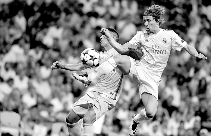 Roberto Lago, de Apoel, y Luka Modric, de Real Madrid, ayer, en el estadio Santiago Bernabéu de Madrid. Foto: Pierre-Philippe Marcou, AFP