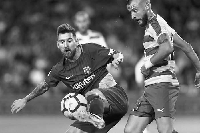 Lionel Messi, de Barcelona, y David Junca de Eibar, ayer, en el Camp Nou de Barcelona. Foto: Pau Barrena, AFP