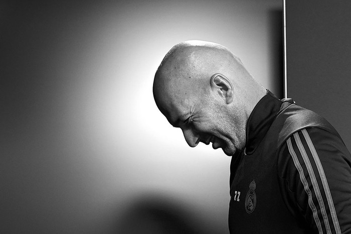 Zinedine Zidane, entrenador de Real Madrid, asiste a una conferencia de prensa, ayer, en Dortmund, Alemania. Foto: Patrik Stollarz, AFP