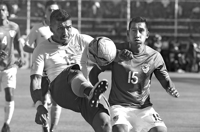 El brasileño Paulinho (i) y el boliviano Christian Machado, ayer, en La Paz, Bolivia. Foto: Nelson Almeida, AFP