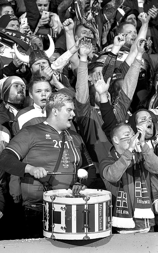 Aficionados islandeses festejan la clasificación al Mundial, ayer, en Reikiavik, Islandia. Foto: Haraldur Gudjonsson, AFP