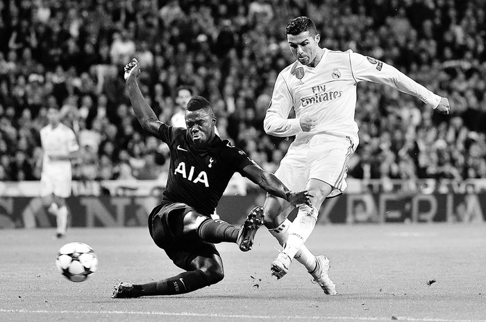 Cristiano Ronaldo (d), de Real Madrid, y Davinson Sánchez, de Tottenham Hotspur, ayer, en el estadio Santiago Bernabéu de Madrid. Foto: Pierre-Philippe Marcou, AFP