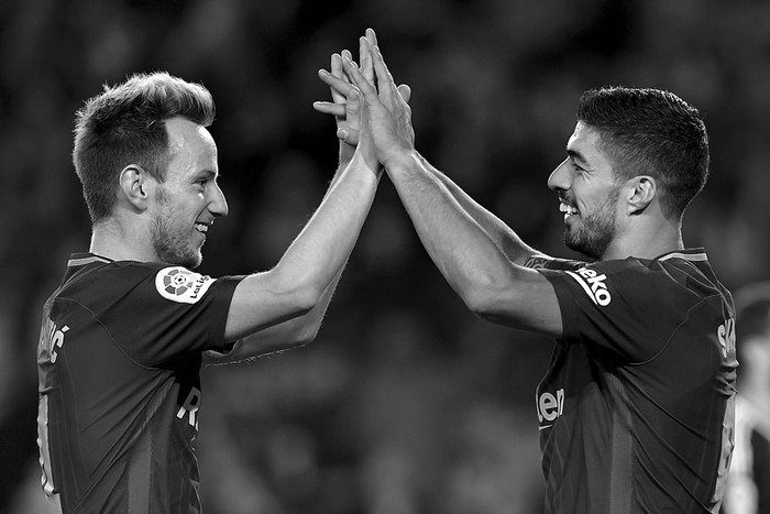 Los jugadores de Barcelona Ivan Rakitic y Luis Suárez festejan un gol a Celta de Vigo, por la Copa del Rey, ayer, en el estadio Camp Nou de Barcelona. Foto: Lluis Gene, AFP