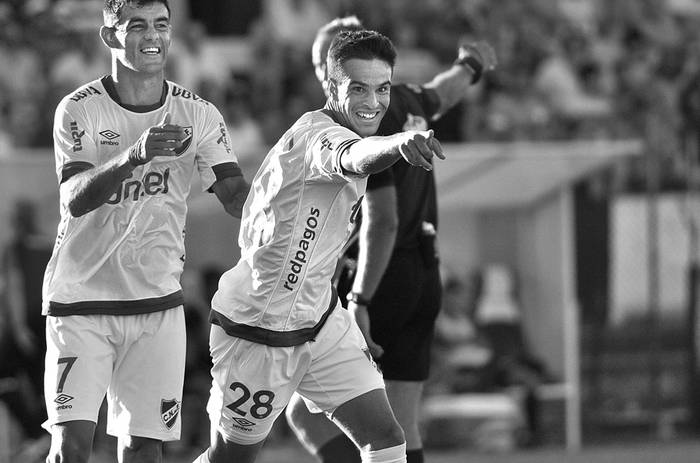 Facundo Labandeira (c) y Luis Aguiar festejan el tercer gol de Nacional a Rampla Juniors, ayer, en el parque Alfredo Víctor Viera. Foto: Federico Gutiérrez
