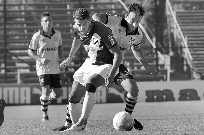 Nicolás Prieto (i), de Danubio, y Sergio Blanco, de Wanderers, el sábado, en el Parque Viera. Foto: Pablo Vignali