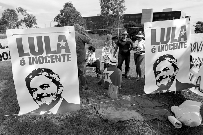 Concentración en apoyo a Luiz Inácio Lula da Silva, ayer, frente a la Corte Superior de Justicia, en Brasilia, mientras se decide sobre la petición de hábeas corpus. Foto: Sérgio Lima, AFP