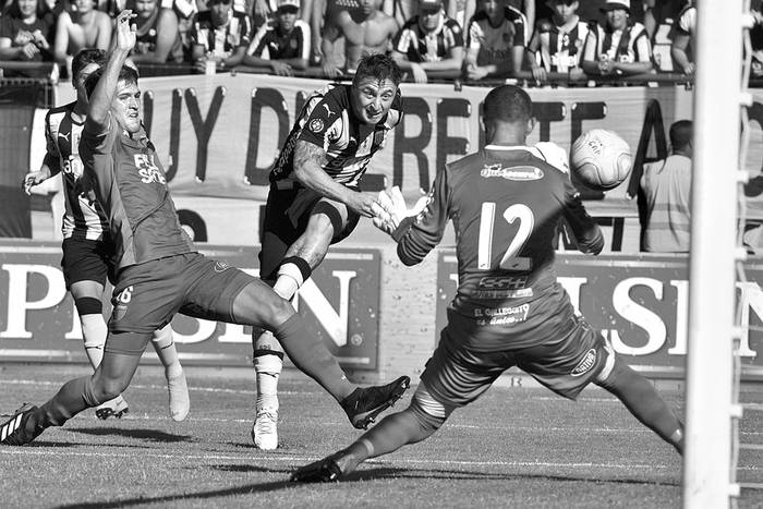 Cristian Rodríguez (c) convierte el primer gol de Peñarol a Boston River, el sábado, en el estadio Campeón del Siglo. Foto: Federico Gutiérrez