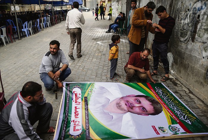 Preparación de un póster del profesor palestino Fadi al Batsh, asesinado en Kuala Lumpur, Malasia.  · Foto: Mahmud Hams