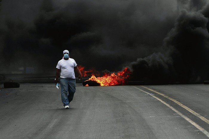 Estudiantes queman neumáticos frente a la Universidad de Ingeniería, durante los enfrentamientos con la policía antidisturbios, el 20 de abril, en Managua, Nicaragua. · Foto: Inti Ocon