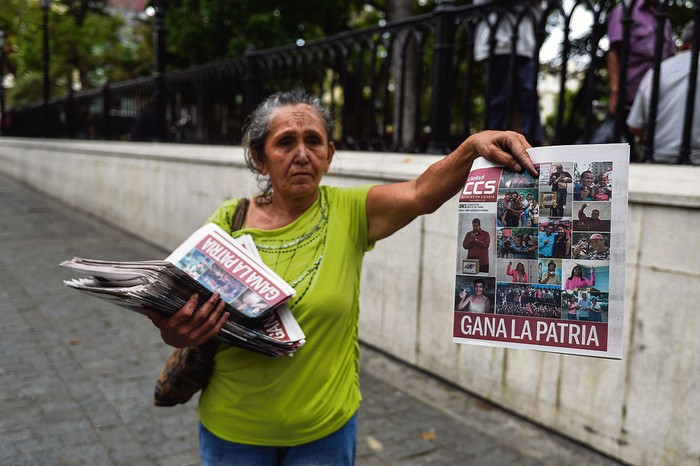 Un periódico se refiere a la victoria de Nicolás Maduro en las elecciones presidenciales venezolanas, ayer, en Caracas.
 · Foto: Luis Robayo