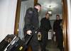Agentes de la Policía Federal argentina, durante un allanamiento en dos apartamentos del mismo edificio donde vive la ex presidenta Cristina Fernández, en el barrio Recoleta, Buenos Aires. Agentes de la Policía Federal argentina, durante un allanamiento en dos apartamentos del mismo edificio donde vive la ex presidenta Cristina Fernández, en el barrio Recoleta, Buenos Aires.