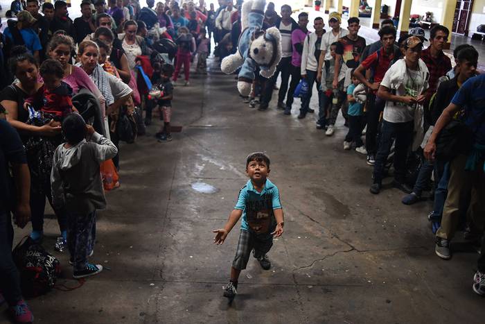 Migrantes hondureños que participan en una caravana hacia Estados Unidos esperan después de llegar a la Casa del Migrante, ayer, en la ciudad de Guatemala.
 · Foto: Johan Ordonez