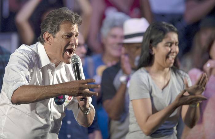 Fernando Haddad, candidato presidencial del Partido de los Trabajadores, durante un acto de campaña, el martes, en Río de Janeiro. · Foto: Mauro Pimentel, AFP
