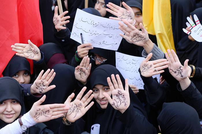 Mujeres iraníes participan en una manifestación frente a la antigua embajada de Estados Unidos, en  Teherán el 4 de noviembre.
 · Foto: Atta Kenare, AFP