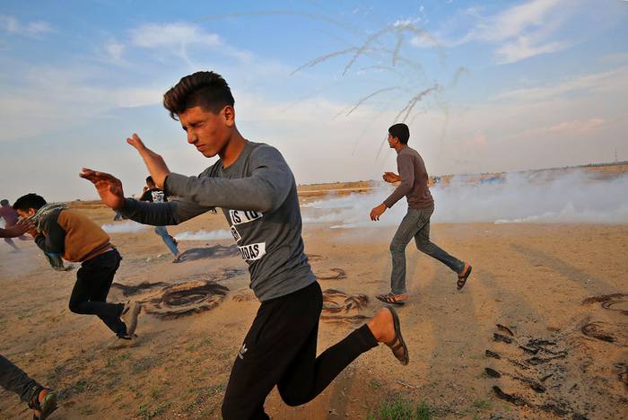 Palestinos huyen de ataques israelíes, el 9 de noviembre, durante los enfrentamientos cerca de la frontera entre Israel y Khan Yunis, en el sur de la Franja de Gaza. 
 · Foto: Said Khatib