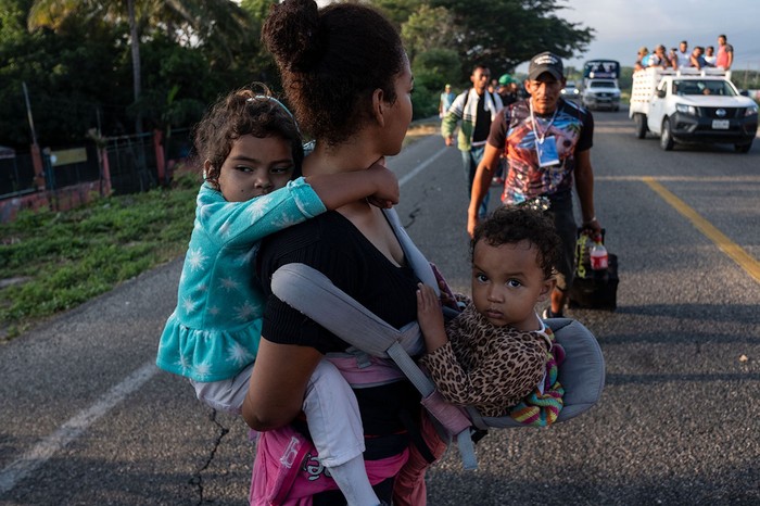 Migrantes hondureños participan en la caravana a Estados Unidos, en la carretera de La Ventosa a Matías Romero, estado de Oaxaca, México.
 · Foto: Guillermo Arias