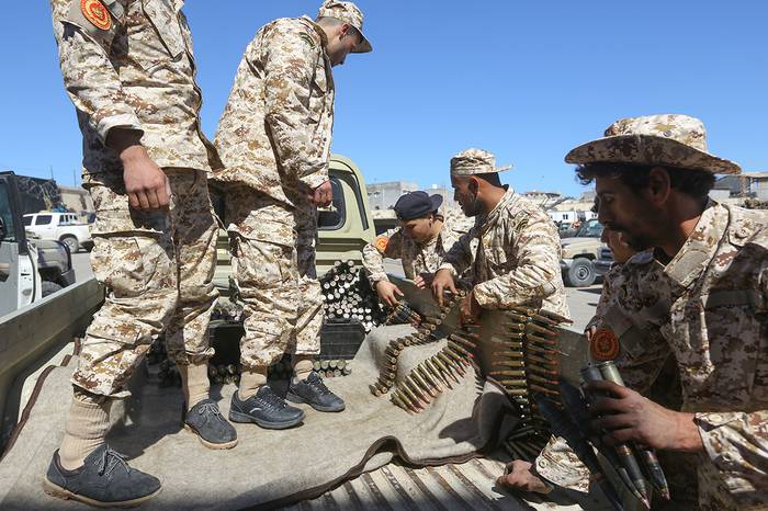 Combatientes del grupo armado Misrata, leal al Gobierno de Acuerdo Nacional de Libia, preparan municiones antes de dirigirse al frente.

 · Foto: Mahmud Turkia, AFP