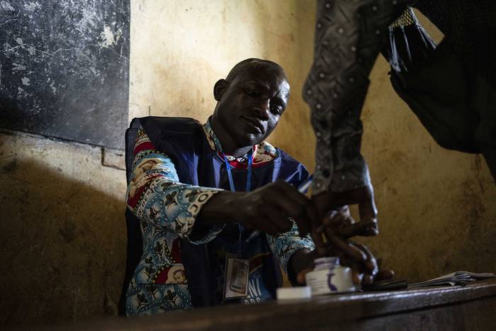 Un funcionario electoral entinta el dedo de un votante, durante las elecciones generales de la República Democrática del Congo.
foto: fredrik lerneryd, afp
 · Foto: Fredrik Lerneryd
