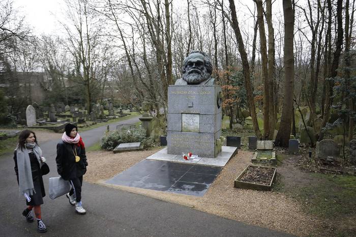 Tumba de Karl Marx, ayer, en el cementerio de Highgate, en el norte de Londres.

 · Foto: Tolga Akmen