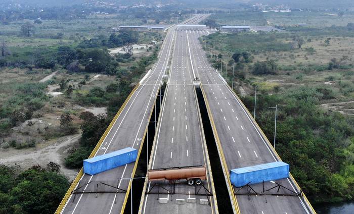 Puente Tienditas, en la frontera entre Cúcuta, Colombia y Táchira, en Venezuela, después de que las fuerzas militares venezolanas lo bloquearon el 6 de febrero. · Foto: Edinson Estupinan